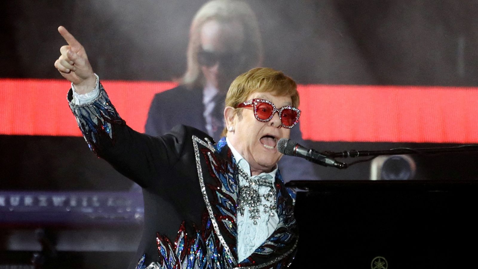 Elton John se despedirá del Reino Unido actuando en Glastonbury - Informativo 24h | Ver