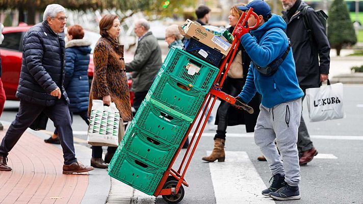 Escrivá califica de "extraordinaria" la bajada del paro y el PP le pide "transparencia" en los fijos-discontinuos