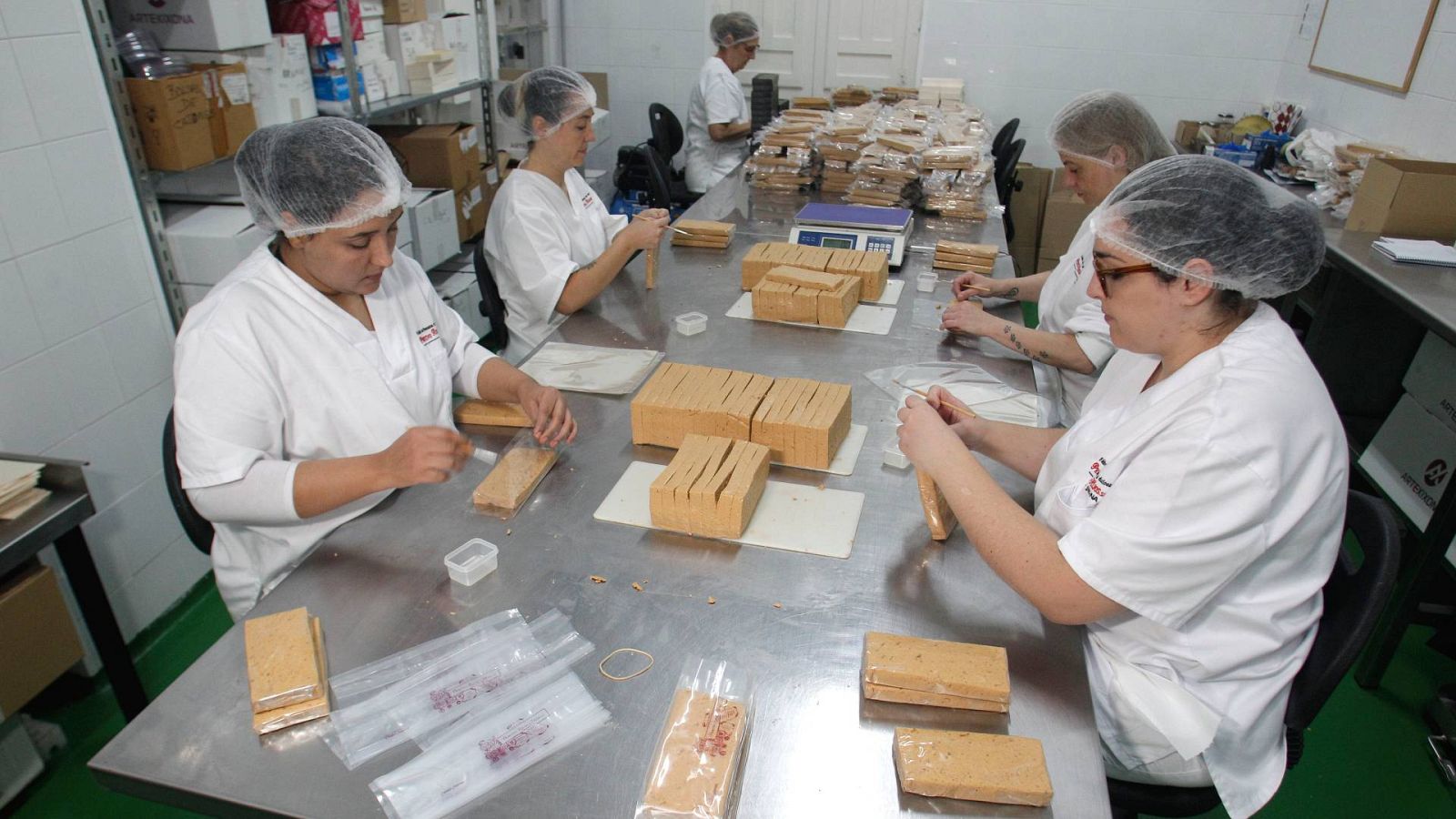 El paro baja en noviembre en 33.500 personas con el inicio de la campaña navideña, pero la creación de empleo se estanca.