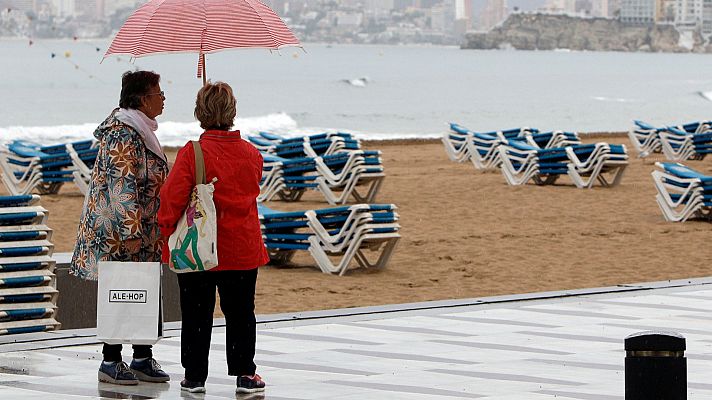 Nevadas en el tercio norte desde los 700 metros y lluvia fuerte en Canarias