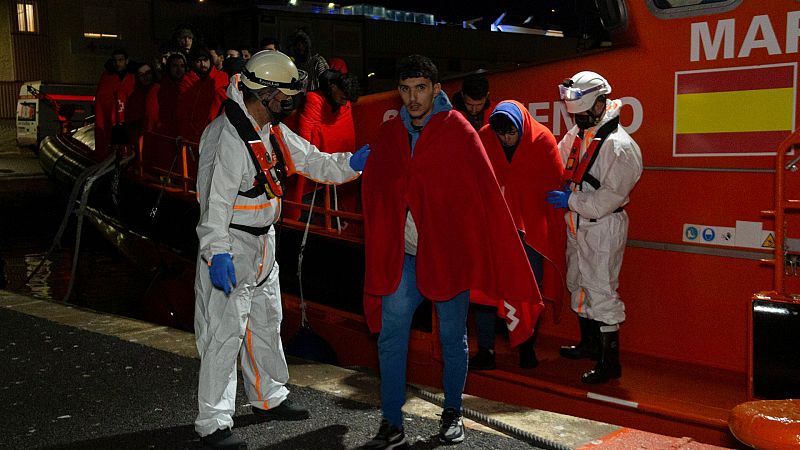 Rescatados 46 migrantes a bordo de una patera en Motril