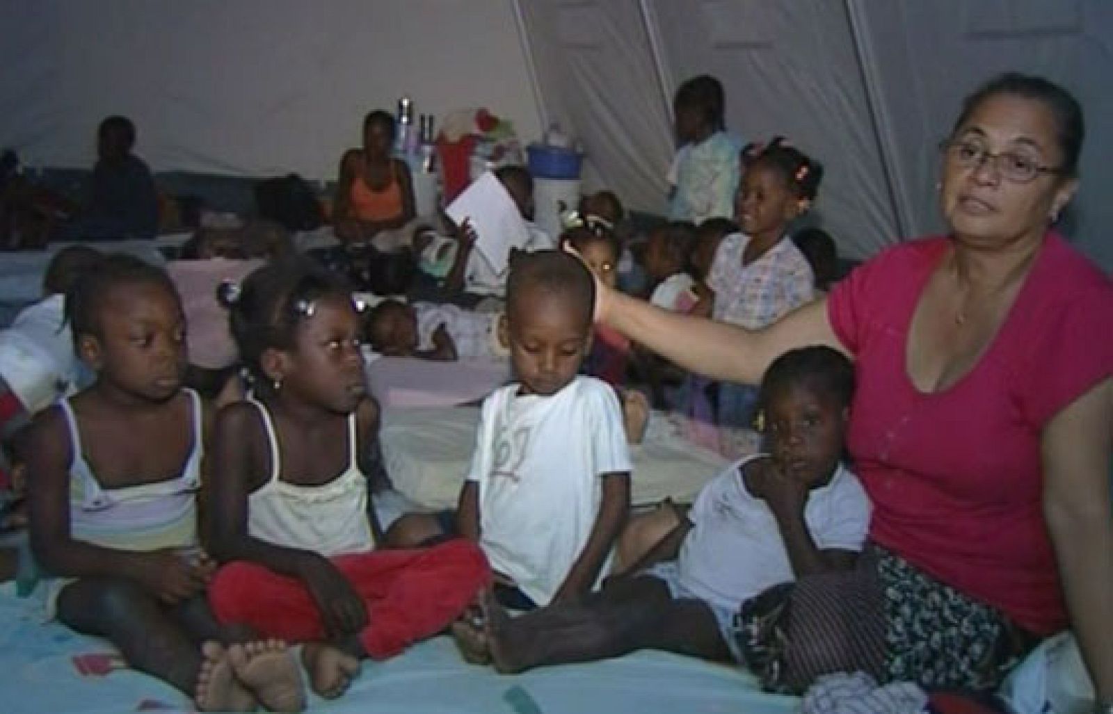 Niños deambulando solos por las calles, sin familia y sin nadie que les proteja en Haití | Ver