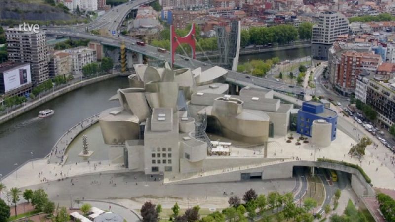 El Museo Guggenheim de Bilbao acaba de cumplir 25 años.  El edificio ha conseguido transformar una ciudad castigada por la crisis económica y social en una urbe cosmopolita, turística y próspera.