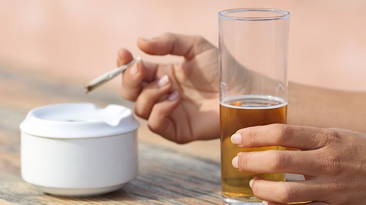 Telediario 2 - Descubren por qué el alcohol y el tabaco aumentan el riesgo de cáncer de cabeza y cuello