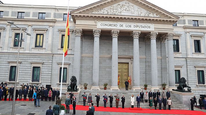 Día de la Constitución: izado de la bandera ante el Congreso