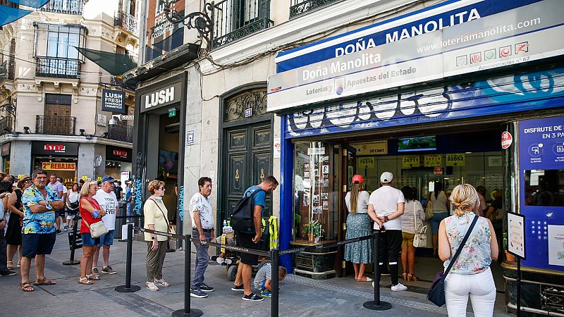 Colas de hasta cinco horas para comprar un d�cimo de Loter�a