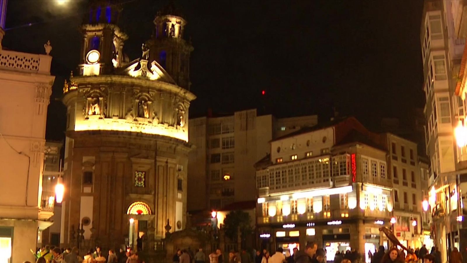 Comercios y vecinos iluminan las calles de Pontevedra para incentivar el consumo