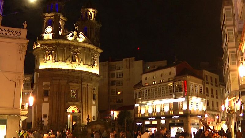 Comercios y vecinos han decidido iluminar las calles de Pontevedra por su cuenta y de forma anticipada al encendido total de la ciudad para incentivar el consumo y atraer a turistas.