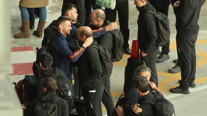 Imágenes de la llegada a Barajas del vuelo de vuelta de la selección española