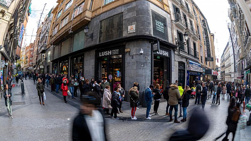 Largas colas en Doña Manolita pese al frio y la lluvia