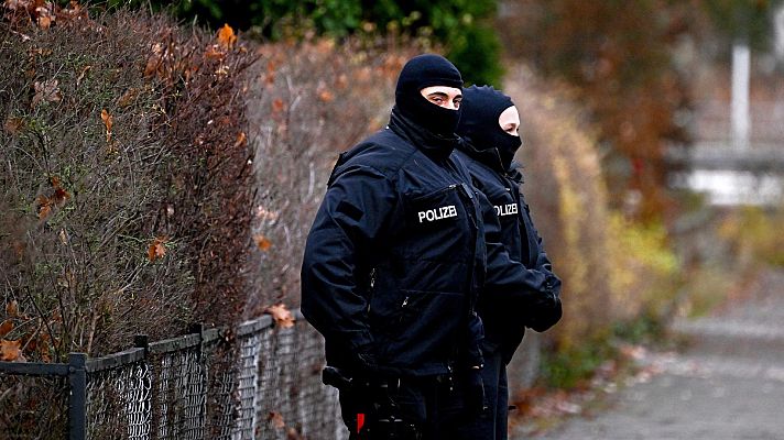 Telediario 2 - Prisión provisional para 23 de los 25 acusados de planear un golpe de Estado en Alemania