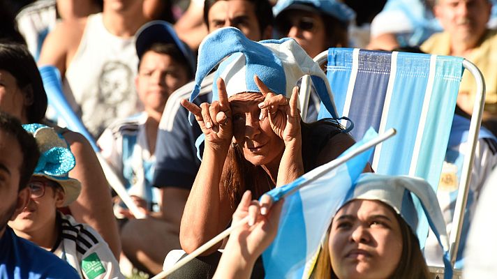 Telediario 2 - "Muchachos, ahora nos volvimos a ilusionar": la afición argentina vuelve a tomar Doha antes del partido ante Países Bajos