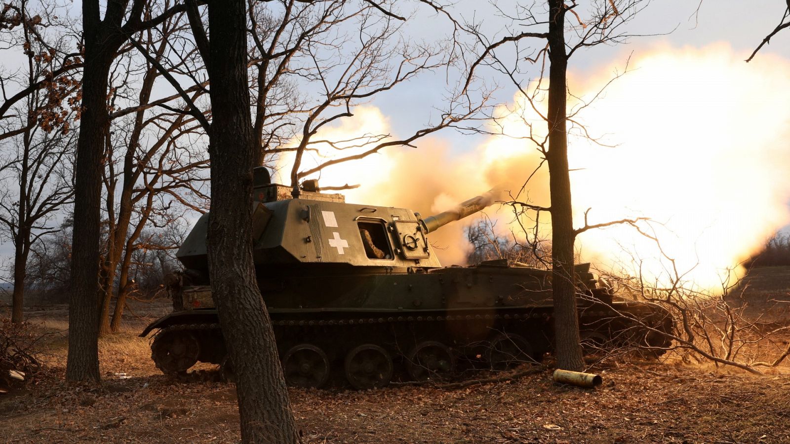 Disparar y retirarse antes de que llegue la respuesta: TVE es testigo directo de la artillería ucraniana