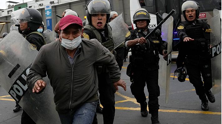 Telediario 1 - Simpatizantes de Castillo protestan contra su detención en Perú