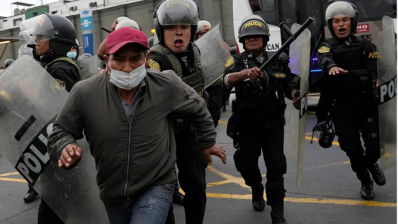 Simpatizantes de Castillo protestan contra su detención en Perú