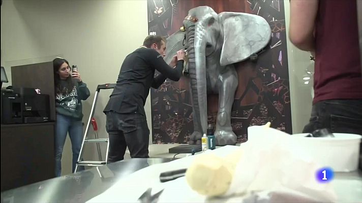 L'Informatiu - Un elefant gegant de xocolata a Vic