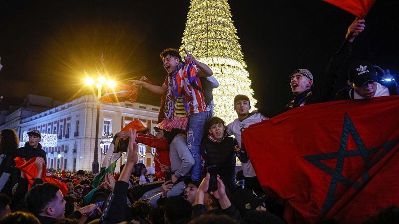 Los marroquís salen a festejar la clasificación a semifinales por toda España