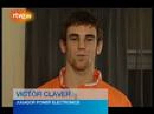 Baloncesto en RTVE - Víctor Claver enseña sus trofeos