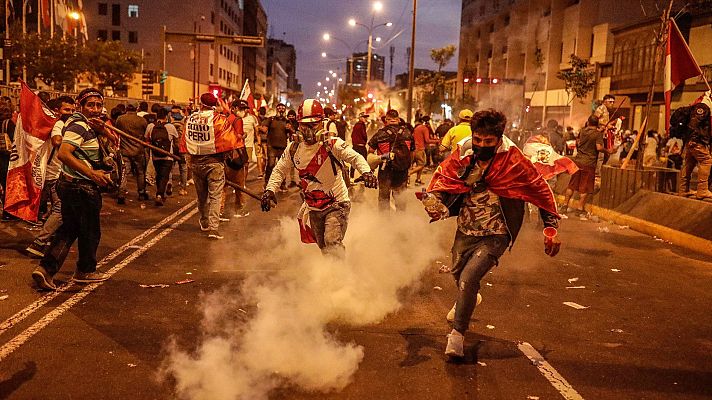 La presidenta de Perú cede a las protestas y promete elecciones en un año y medio
