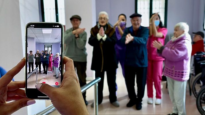 Telediario 1 - Los usuarios del Centro de Día 'Luz de Luna' se convierten en estrellas de Tik Tok