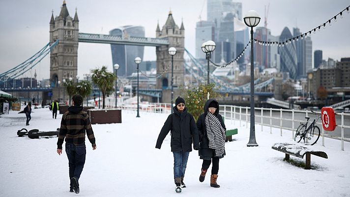 Telediario 1 - Una gran nevada en Reino Unido deja a cientos de turistas atrapados en Londres