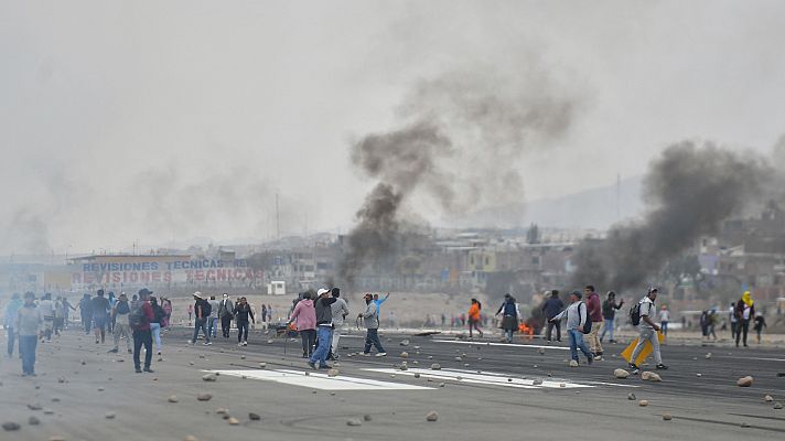 Telediario 2 - Al menos dos muertos en las protestas para pedir el adelanto electoral en Perú