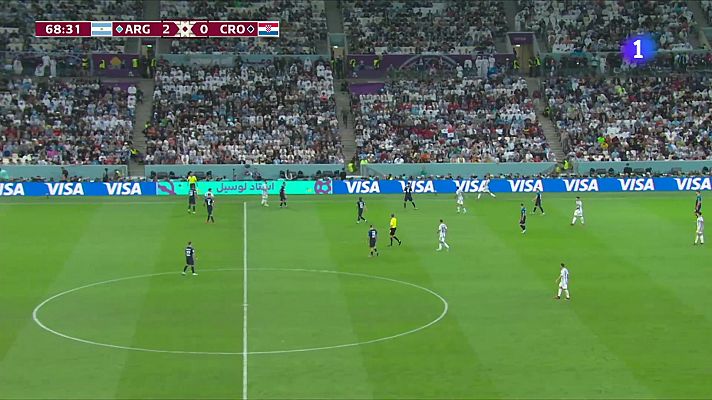  - Argentina-Croacia: Messi hace una de las jugadas del Mundial para asistir a Julián Álvarez (3-0)
