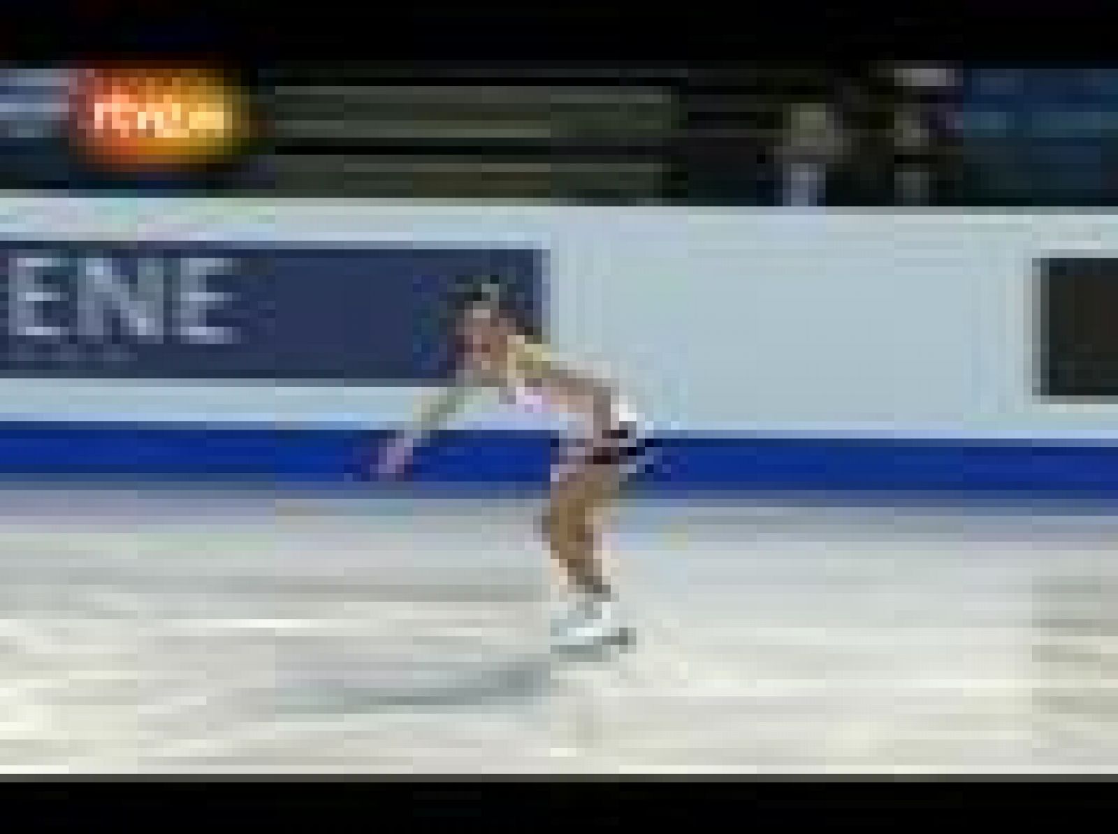 La italiana Carolina Kostner logró  su tercer título de campeona de Europa al imponerse en la final de los Europeos de Tallin. La española Sonia Lafuente, que en febrero competirá en los Juegos Olímpicos de invierno de Vancouver 2010, acabó en el puesto 17 con 121,15 puntos. Este es su ejercicio completo.