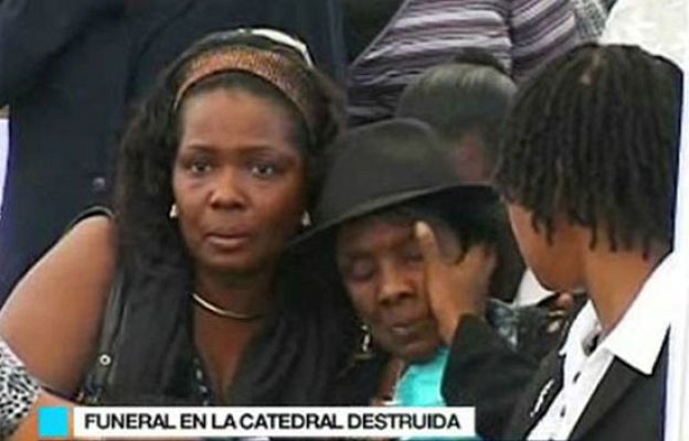  - Funeral por el arzobispo
