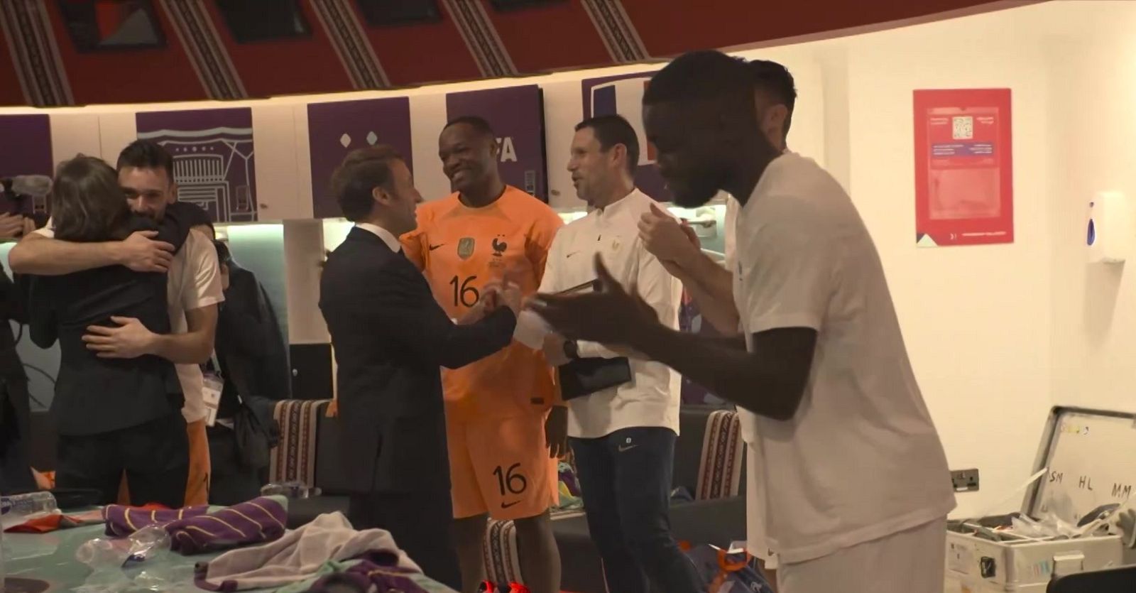 Los jugadores de Francia celebraron con Macron en el vestuario el pase a la final del Mundial