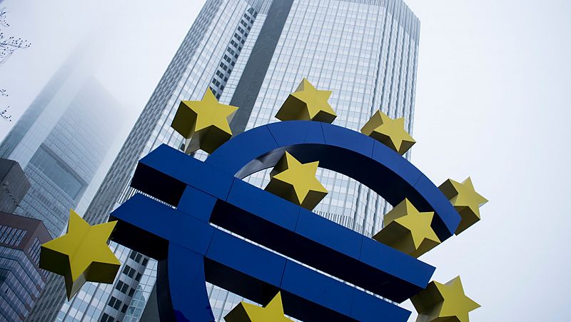 El Banco Central Europeo frena el ritmo de subida de tipos de interés y los incrementa medio punto, hasta el 2,5%, para frenar la inflación.
