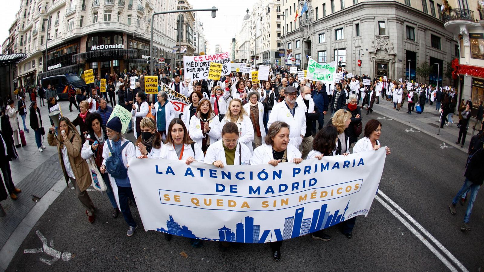 Médicos y pediatras se encierran en la Consejería de Sanidad de Madrid para demostrar que están "dispuestos a negociar"