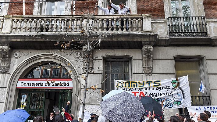 Los médicos encerrados en Madrid: "Estaremos aquí hasta que vengan, los que se fueron ellos"