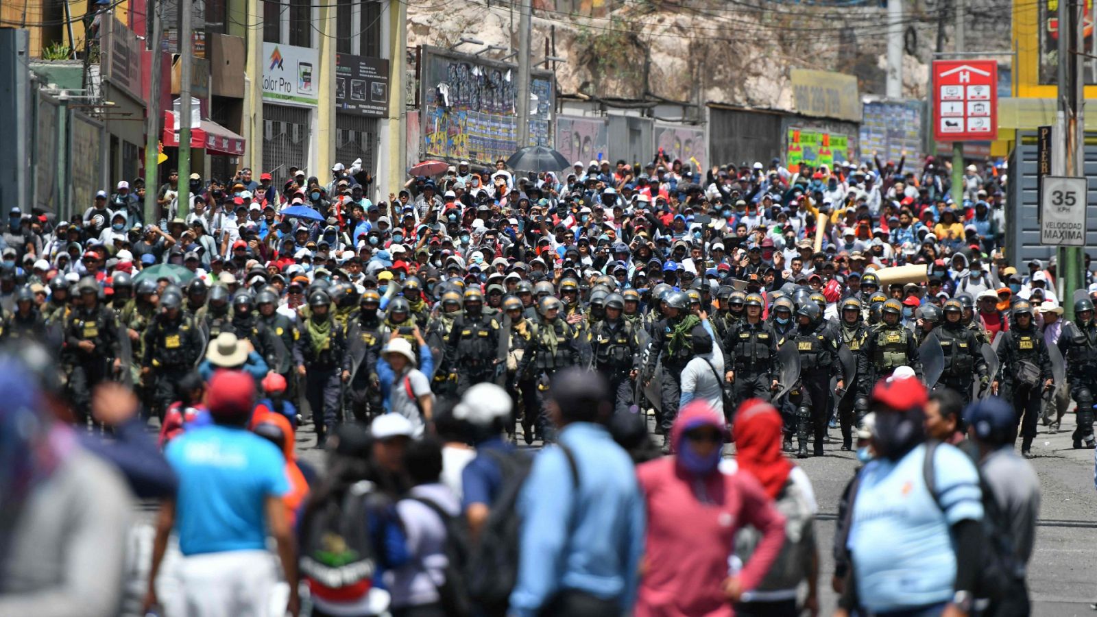 Unos 300 españoles permanecen atrapados en Perú