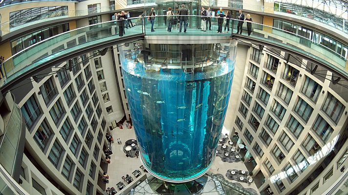 Telediario 1 - Más de 1.500 peces y un millón de litros de agua: así era el acuario cilíndrico más grande del mundo