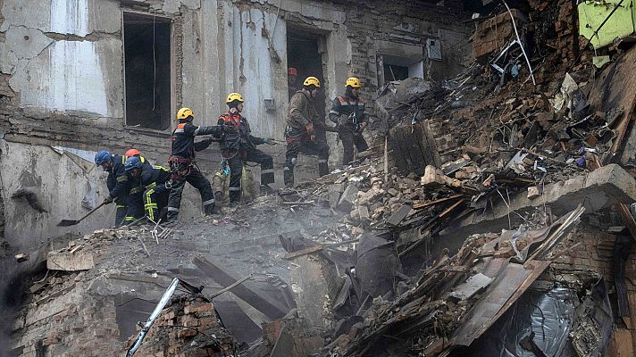 Efectivos de la Guardia Civil y la Policía Nacional ayudan a documentar los daños de los ataques rusos