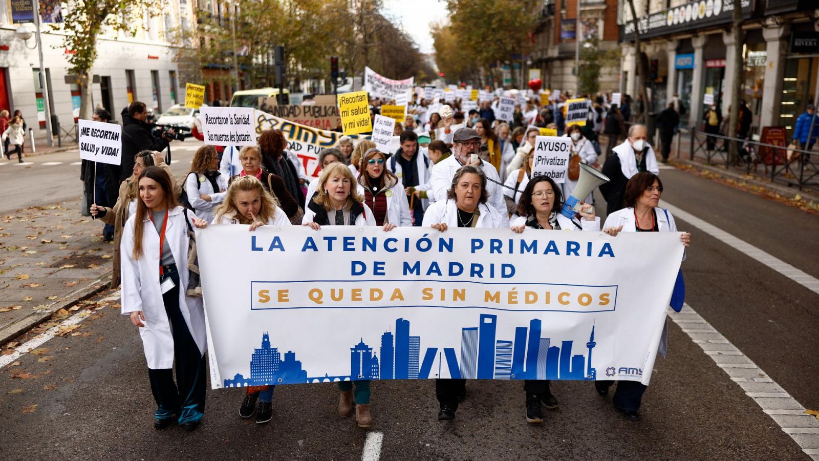 Los médicos salen del encierro para anunciar que continúan con la huelga