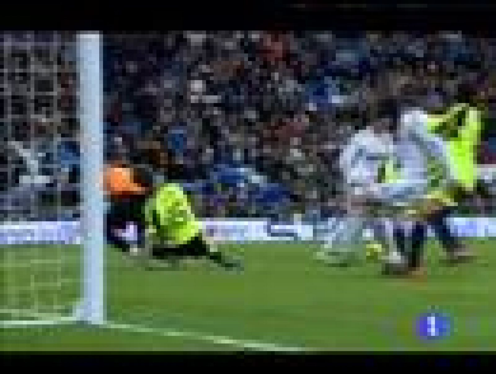 La jornada de liga se cierra esta noche en el Santiago Bernabeu con un protagonismo muy especial de dos delanteros, Ruud Van Nistelrooy porque se despide de la afición blanca y Cristiano Ronaldo porque sigue sin estrenarse como goleador en este 2010. "Si Cristiano viviese en Málaga no marcaba nunca porque estaría todo el día en Marbella en Torremolinos...", dice un aficionado.