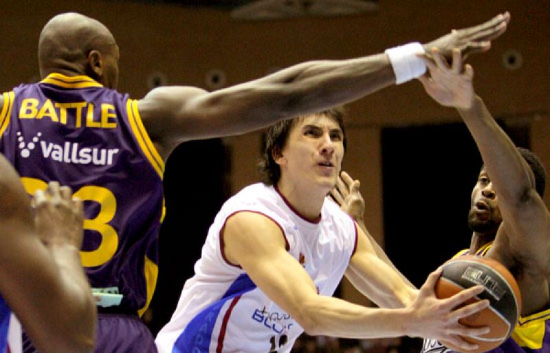 El Blancos de Rueda Valladolid arrancó una valiosa victoria (78-80) de cara a alejarse del peligro ante un rival directo como el Xacobeo Blu:Sens, que no pudo dar una nueva alegría a su público.