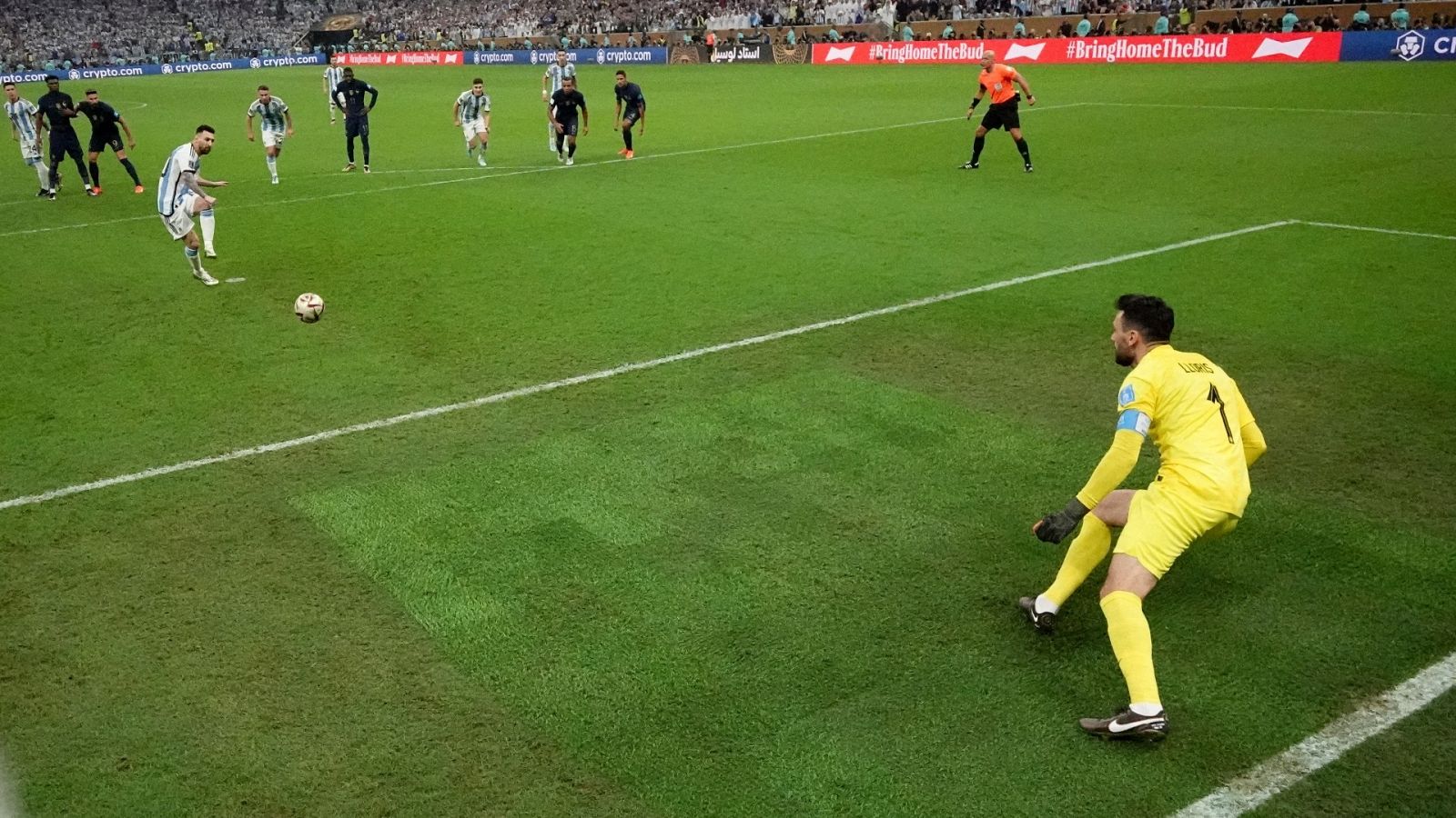 Messi marca de penalti el 1-0 en la final del Mundial