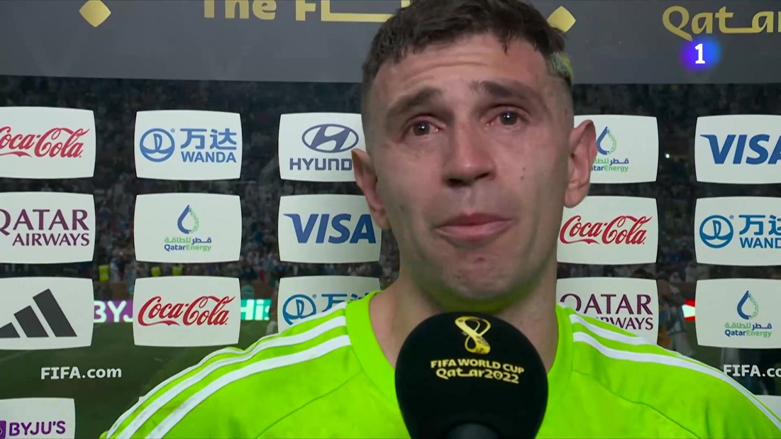 Emi 'Dibu' Martínez: ''Gracias a Dios saqué el pie en el 120' y después hice lo mío en los penaltis''