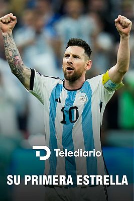 Messi recibe la Copa del Mundo ataviado con una bata típica de Catar