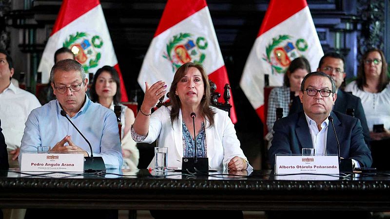 La presidenta de Perú destituye a su primer ministro y anuncia una reestructuración del Gobierno - Ver ahora