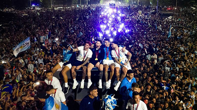 Argentina se echa a la calle para recibir a los campeones del mundo nada más aterrizar -- Ver ahora