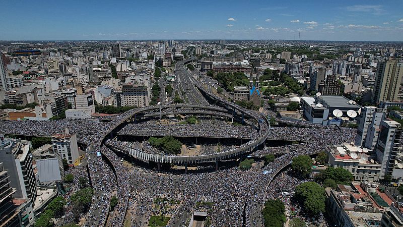 La multitud desborda el recorrido de los campeones del Mundial en Argentina -- Ver ahora