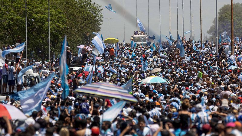 Millones de argentinos desbordan la rúa y los campeones del mundo la acaban en helicóptero -- Ver ahora