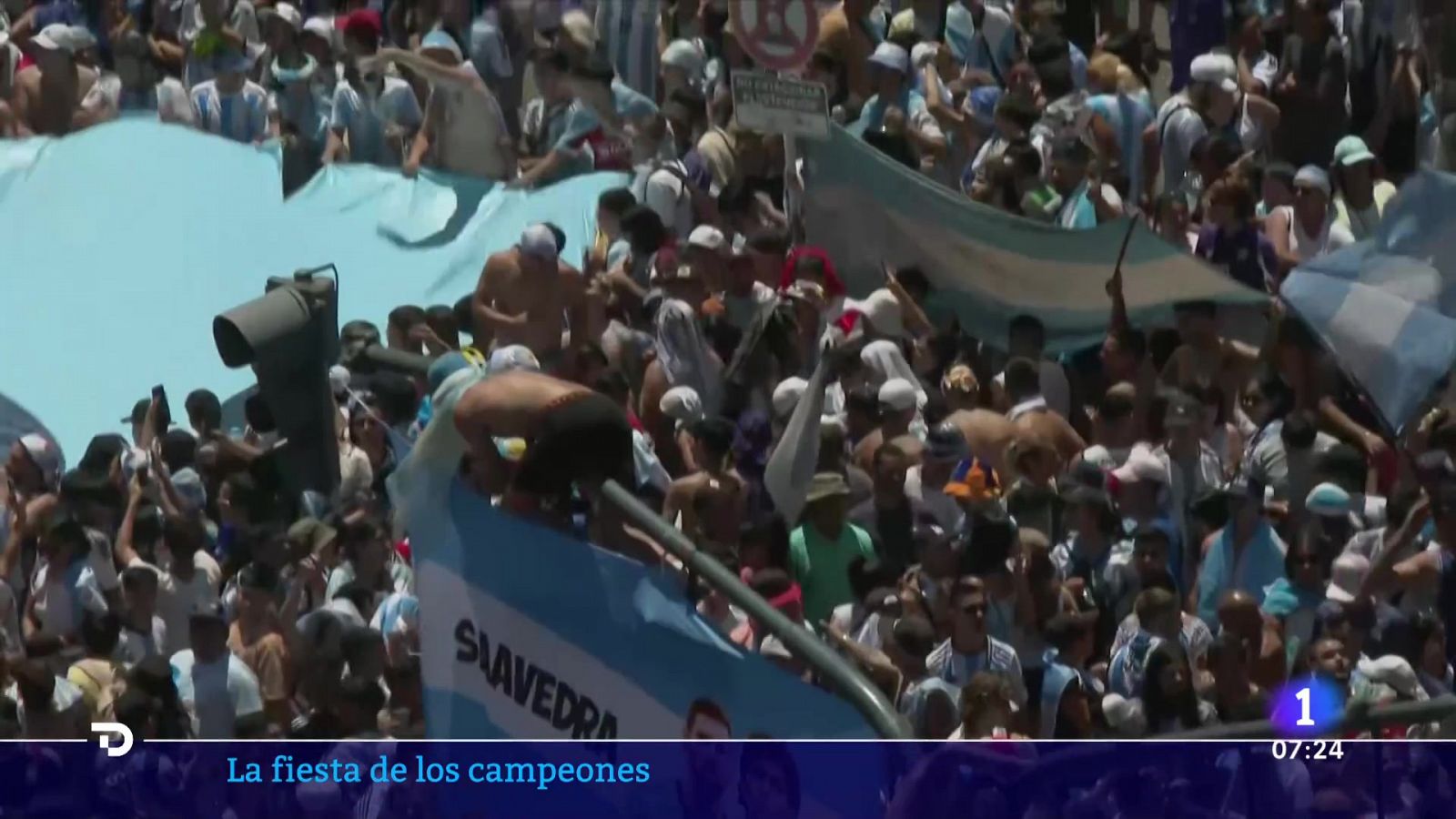 Dos hinchas se tiran desde un puente hasta el bus de Argentina