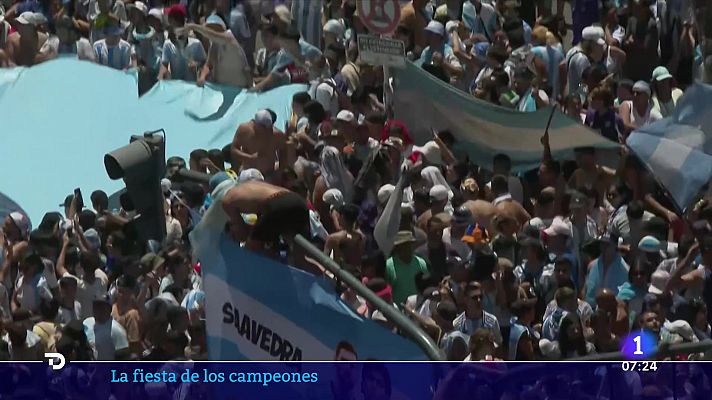 Telediario Matinal - Dos hinchas se tiran desde un puente hasta el autobús de los jugadores de Argentina