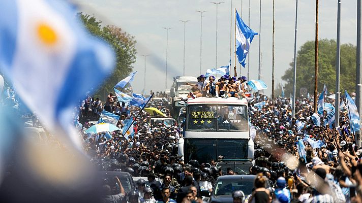 Telediario 1 - Locura en las calles de Argentina en la celebración por su tercer Mundial