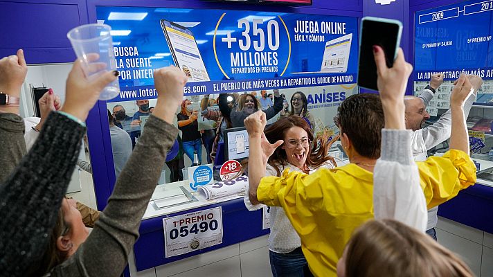 De los nervios a la emoción de los premiados: las mejores imágenes de la Lotería de Navidad